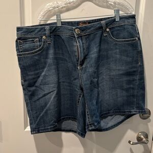 Denim shorts with embroidered pockets